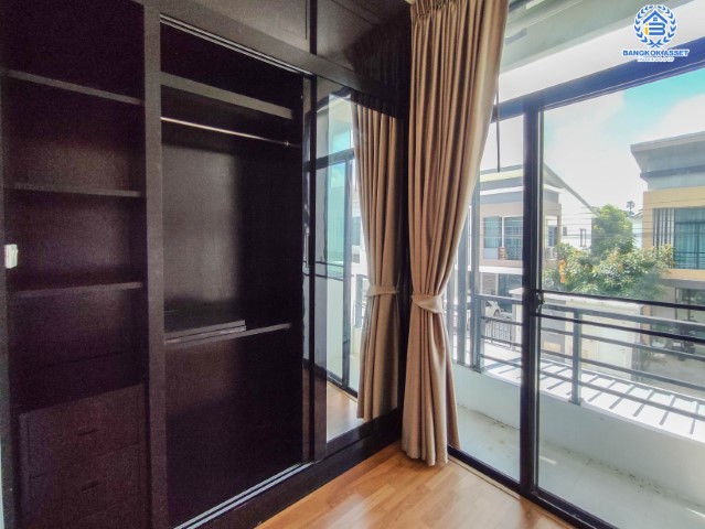 *****ทาวน์เฮ้าส์มือสองย่านนนทบุรี ม.เดอะทรัสต์ ราชพฤกษ์-รัตนาธิเบศร์ เนื้อที่กว้างขวางถึงเกือบ 28 ตร.ว. ฟังก์ชันจัดเต็ม 4 ห้องนอน 3 ห้องน้ำ 2 ที่จอดรถ ติดถนนราชพฤกษ์ บนทำเลศักยภาพ ใกล้รถไฟฟ้าสายสีม่วง "สถานีบางพลู" และทางด่วน "ศรีรัช" จองเลย!